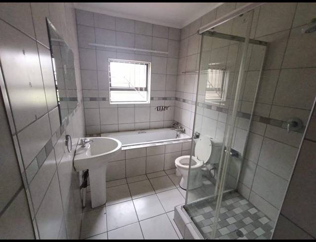 2 BEDROOM PROPERTY TO RENT IN SELECTION PARK